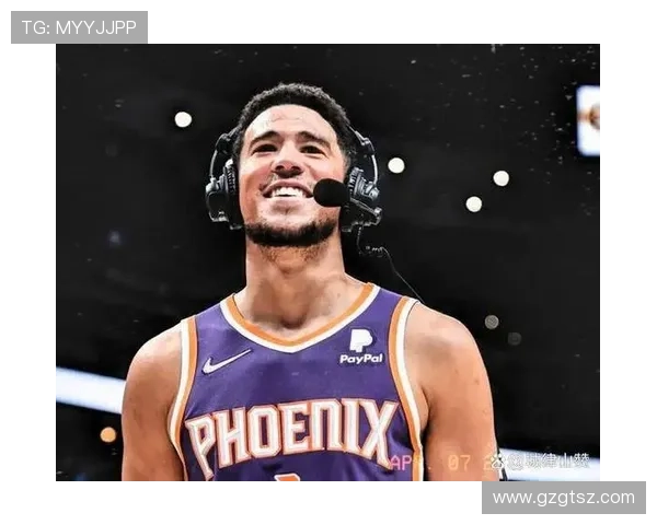 布克表现抢眼半场17分助力球队进攻火力全开次节独得11分展现个人能力